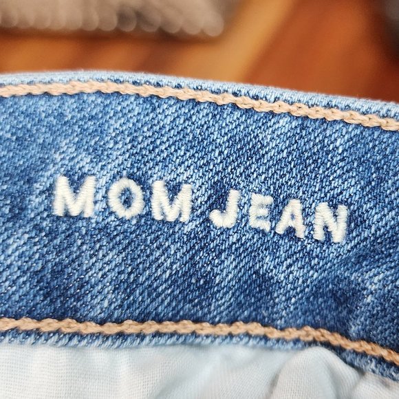 American Eagle Outfitters Light Wash "Mom Jean" Size 0 - Picture 8 of 16